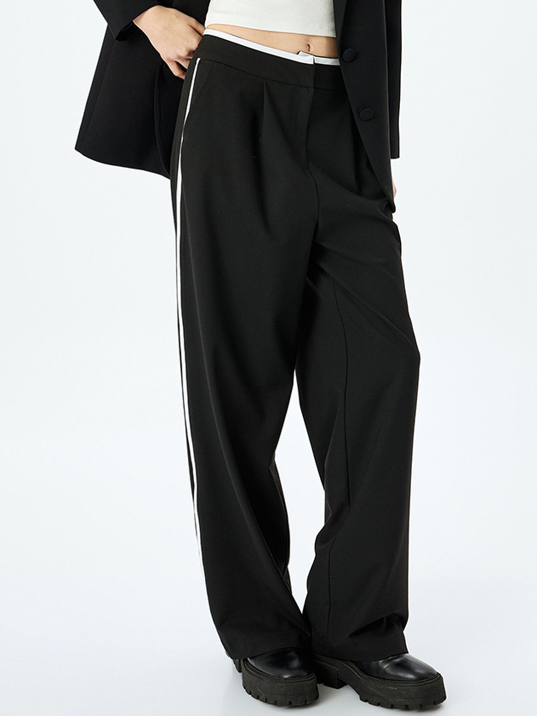 Koton Women Relaxed Fit Mid-Rise Trouser, Black