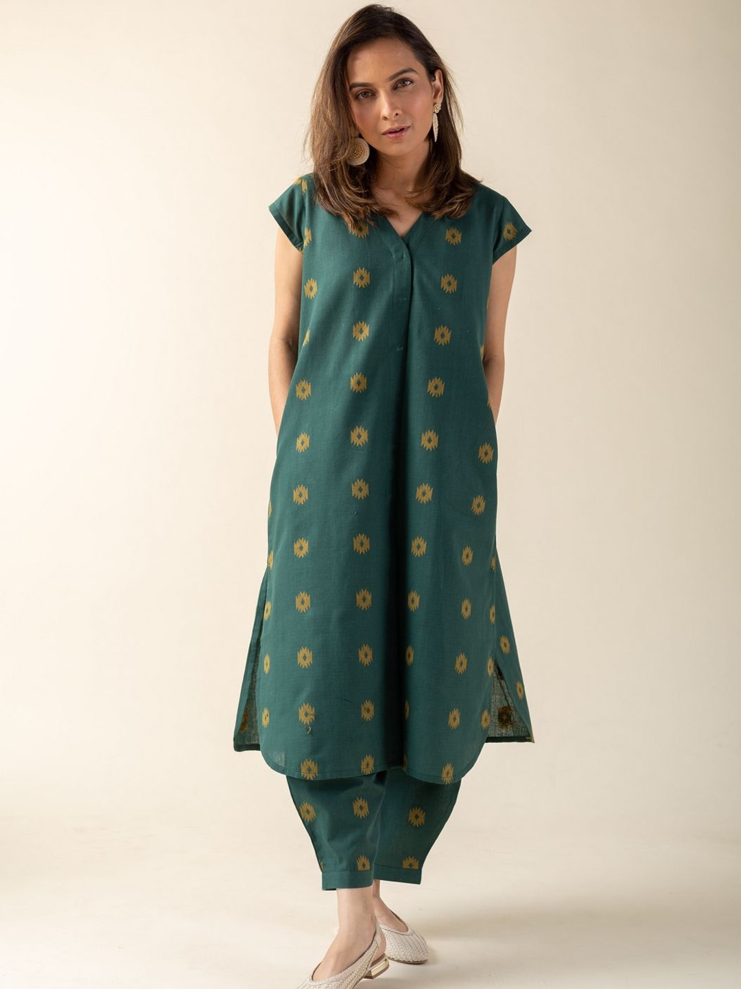 

KUSVAA V-Neck Ethnic Motifs Woven Design Straight Pure Cotton Kurta with Trousers, Green