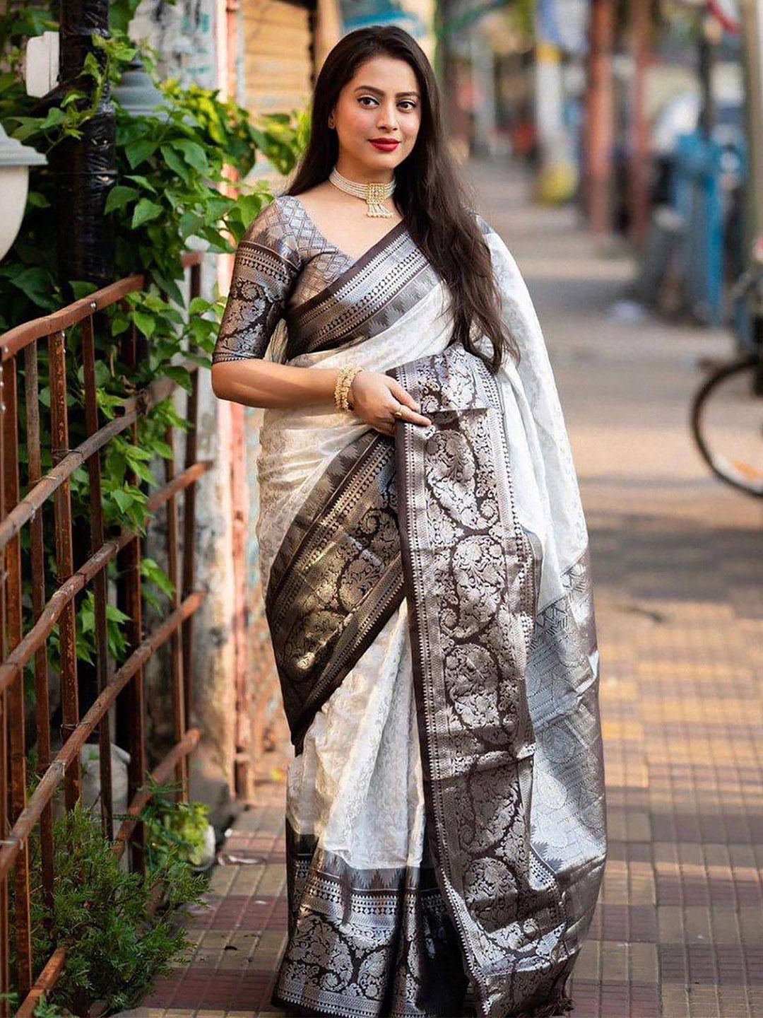 KALINI Woven Design Zari Silk Blend Banarasi Saree, White