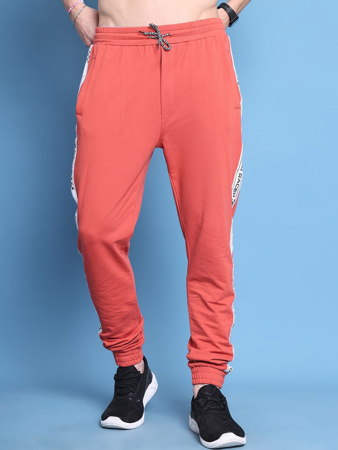 

DOOR74 Men Mid-Rise Joggers, Red