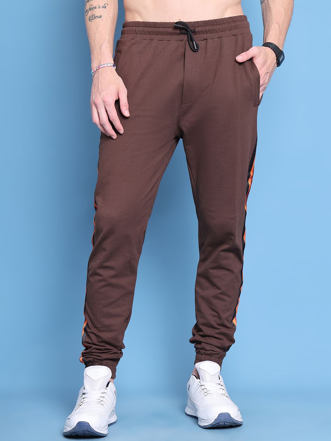 

DOOR74 Men Side Tape-Detail Cotton Mid-Rise Joggers, Brown