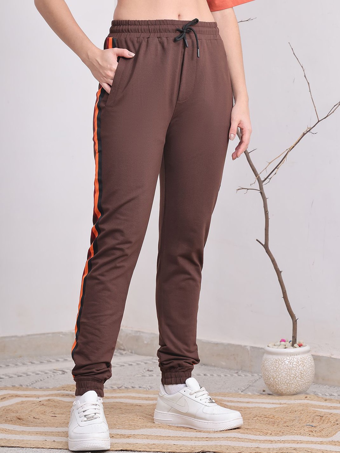 

DOOR74 Women Mid-Rise Joggers, Brown