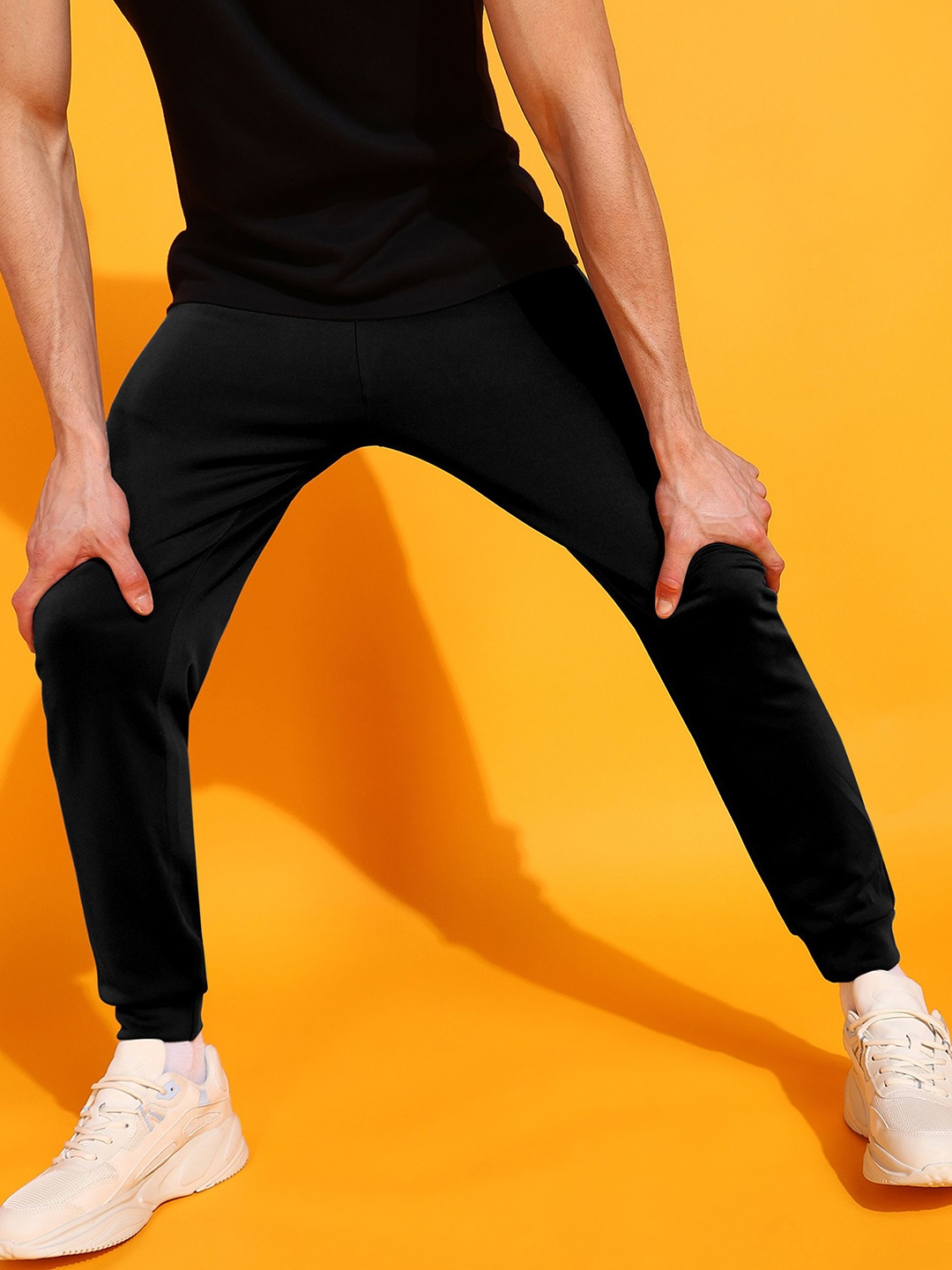 

INDICLUB Men Mid Rise Joggers, Black
