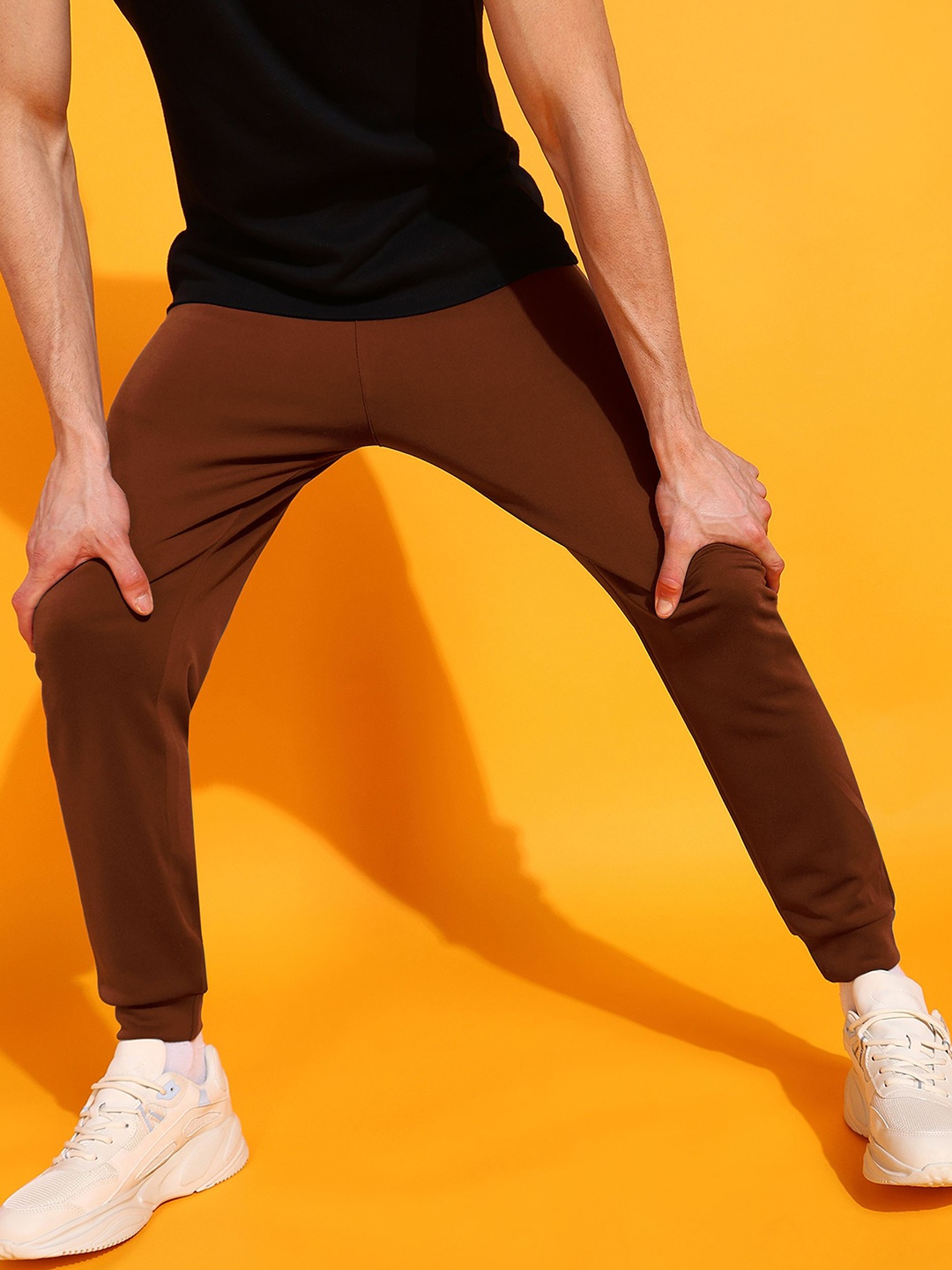 

INDICLUB Men Mid-Rise Joggers, Brown