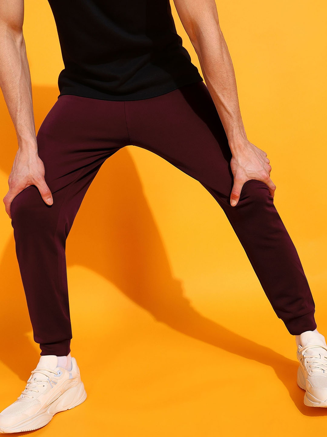 

INDICLUB Men Mid Rise Joggers, Maroon