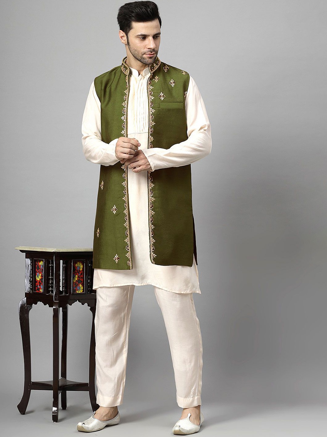 Utsav Fashion Men Ethnic Motifs High Slit Beads and Stones Kurta with Pyjamas, Off white