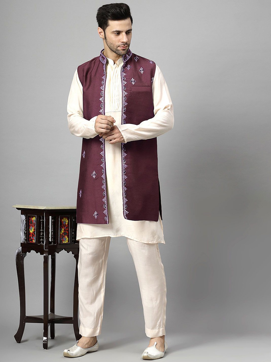 

Utsav Fashion Men Ethnic Motifs Yoke Design High Slit Beads and Stones Kurta with Pyjamas, Off white