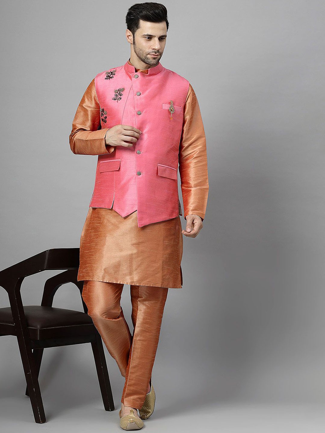 

Utsav Fashion Men Floral Embroidered Regular Beads and Stones Kurta with Trousers, Brown