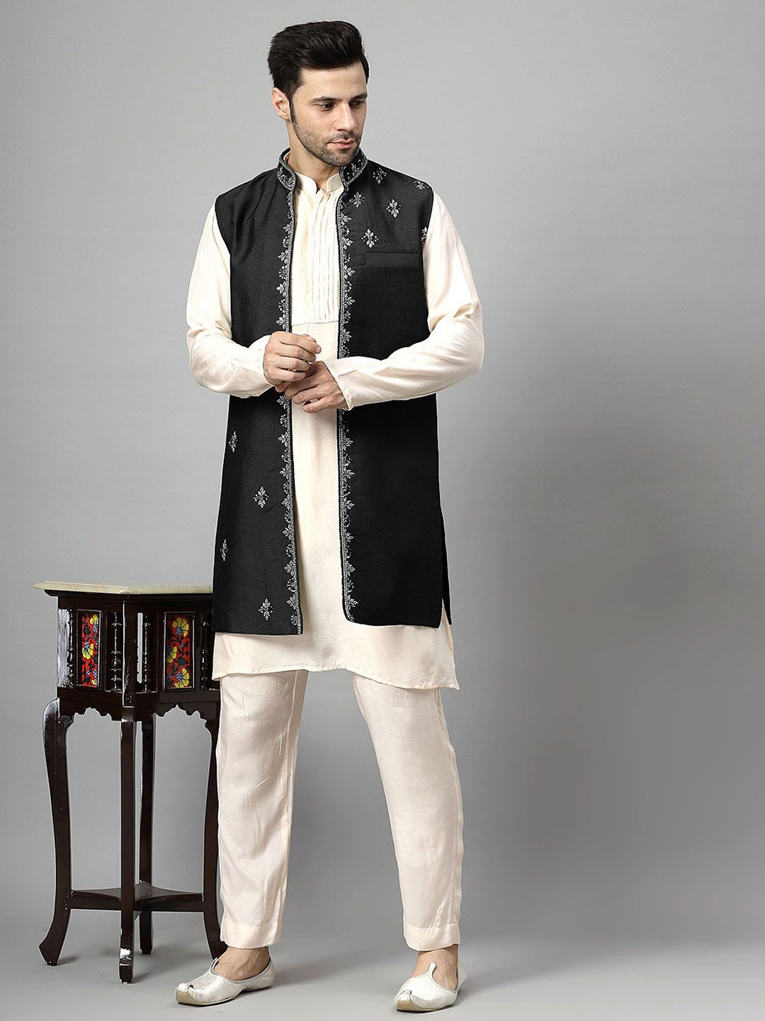Utsav Fashion Men Ethnic Motifs Yoke Design High Slit Beads and Stones Kurta with Pyjamas, Off white