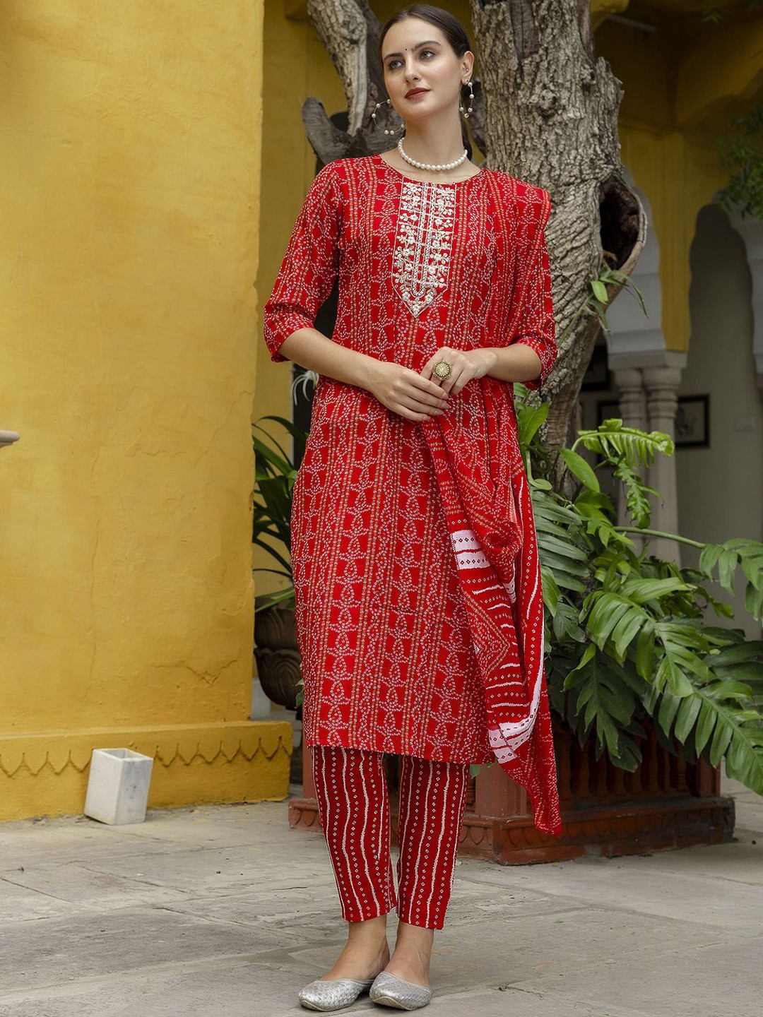 

VredeVogel Bandhani Printed Regular Thread Work Straight Kurta With Trouser With Dupatta, Red
