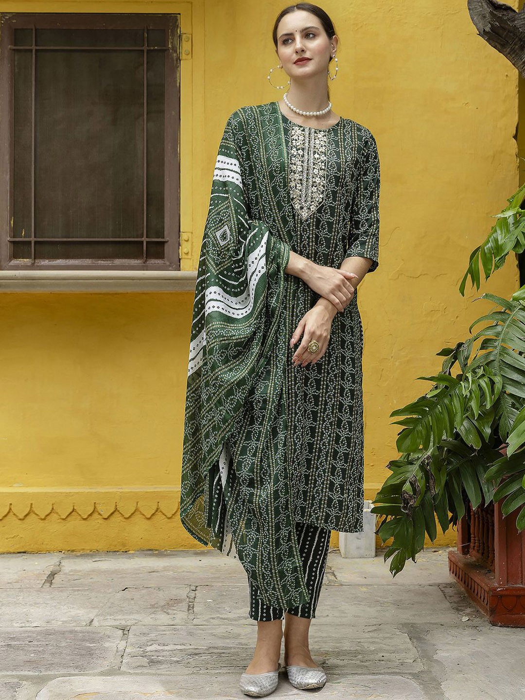 

VredeVogel Bandhani Printed Regular Thread Work Straight Kurta With Trouser With Dupatta, Green