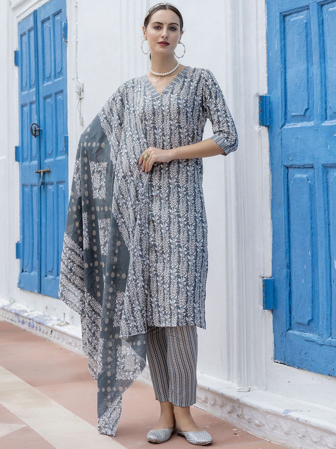 

VredeVogel Floral Printed Regular Straight Kurta with Trousers & With Dupatta, Grey