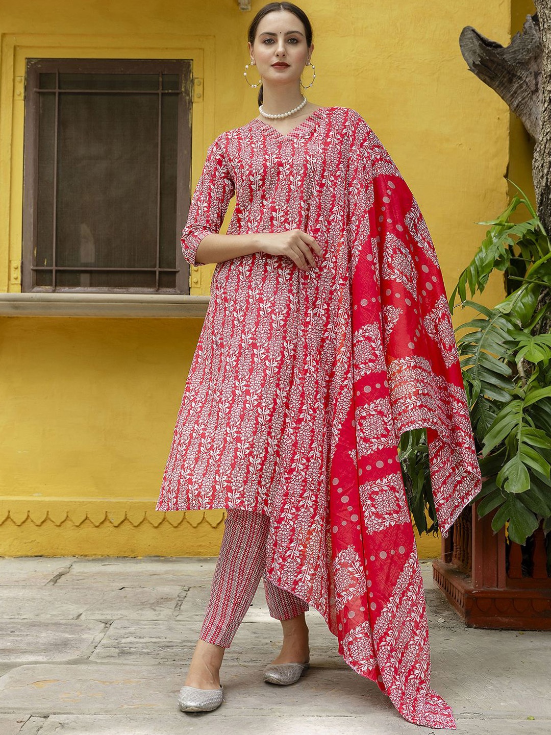 

VredeVogel Floral Printed V-Neck Straight Kurta with Trousers & Dupatta, Pink