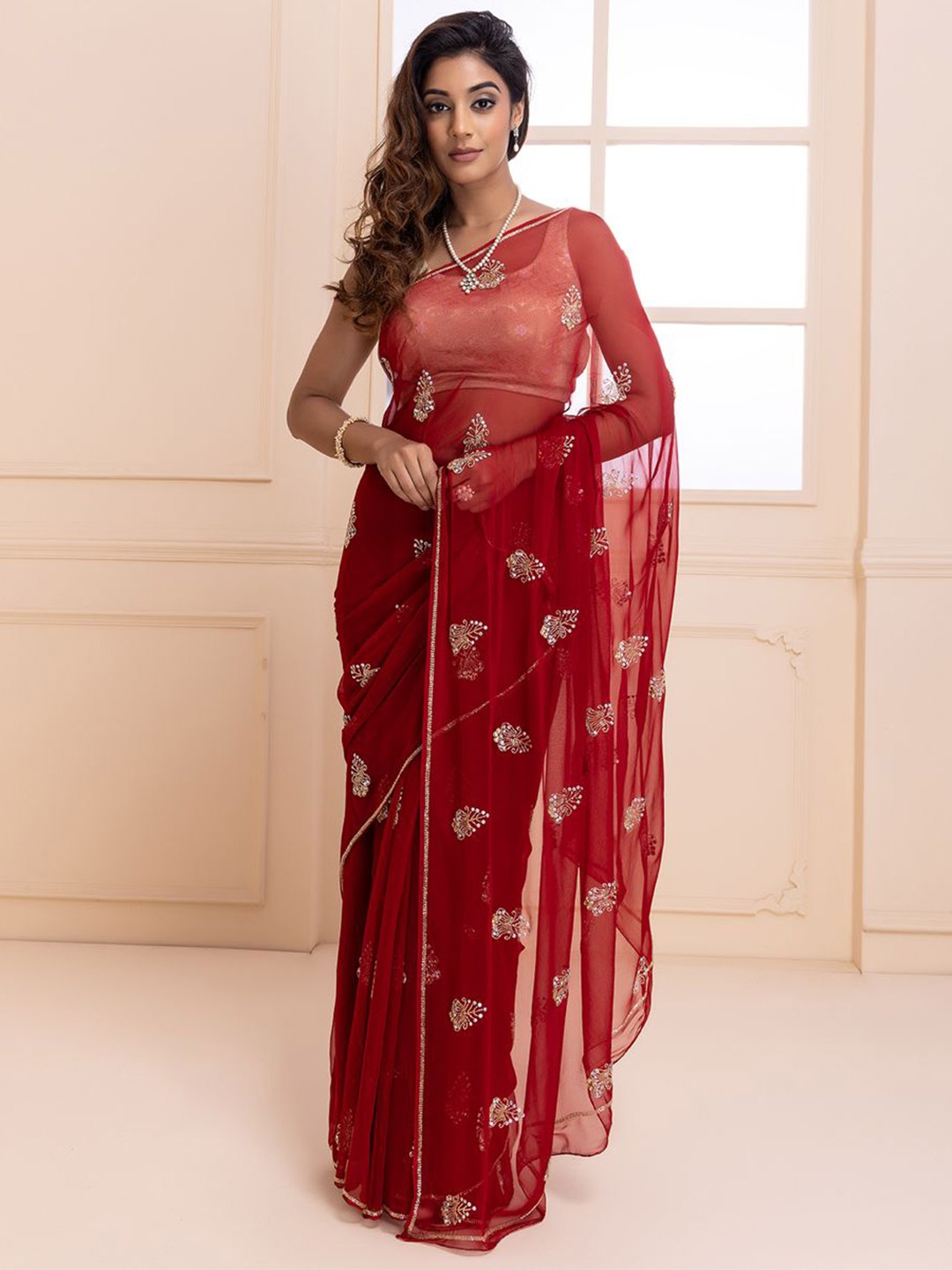 

Geroo Luxe Floral Embroidered Pure Chiffon Saree, Red