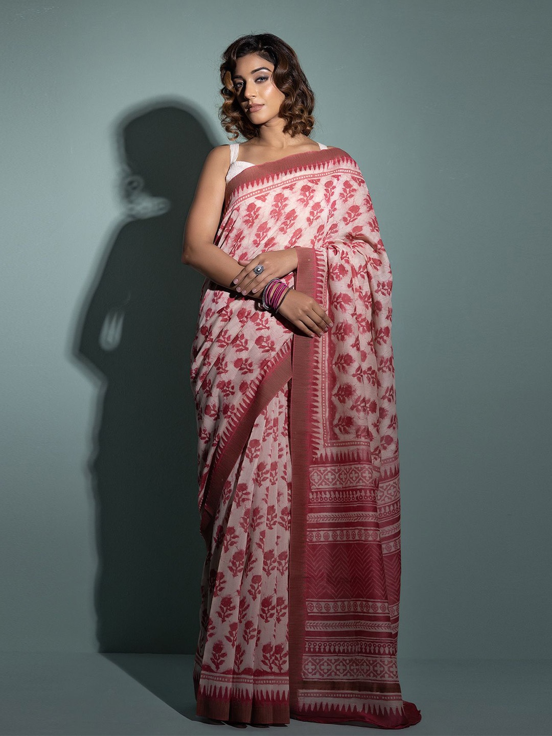 

Geroo Luxe Pink & White Floral Printed Pure Silk Chanderi Saree