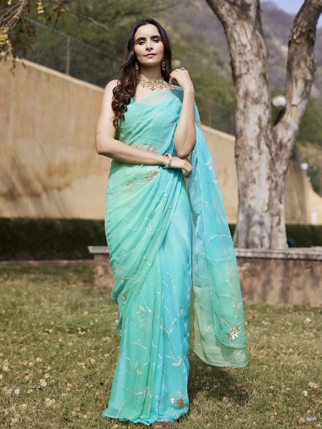 

Geroo Luxe Floral Embroidered Aari Work Pure Chiffon Saree, Green