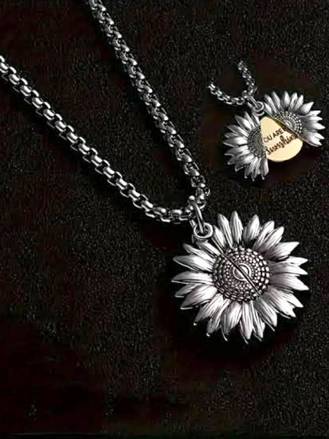 

Minprice Silver-Plated Floral Pendant With Chain