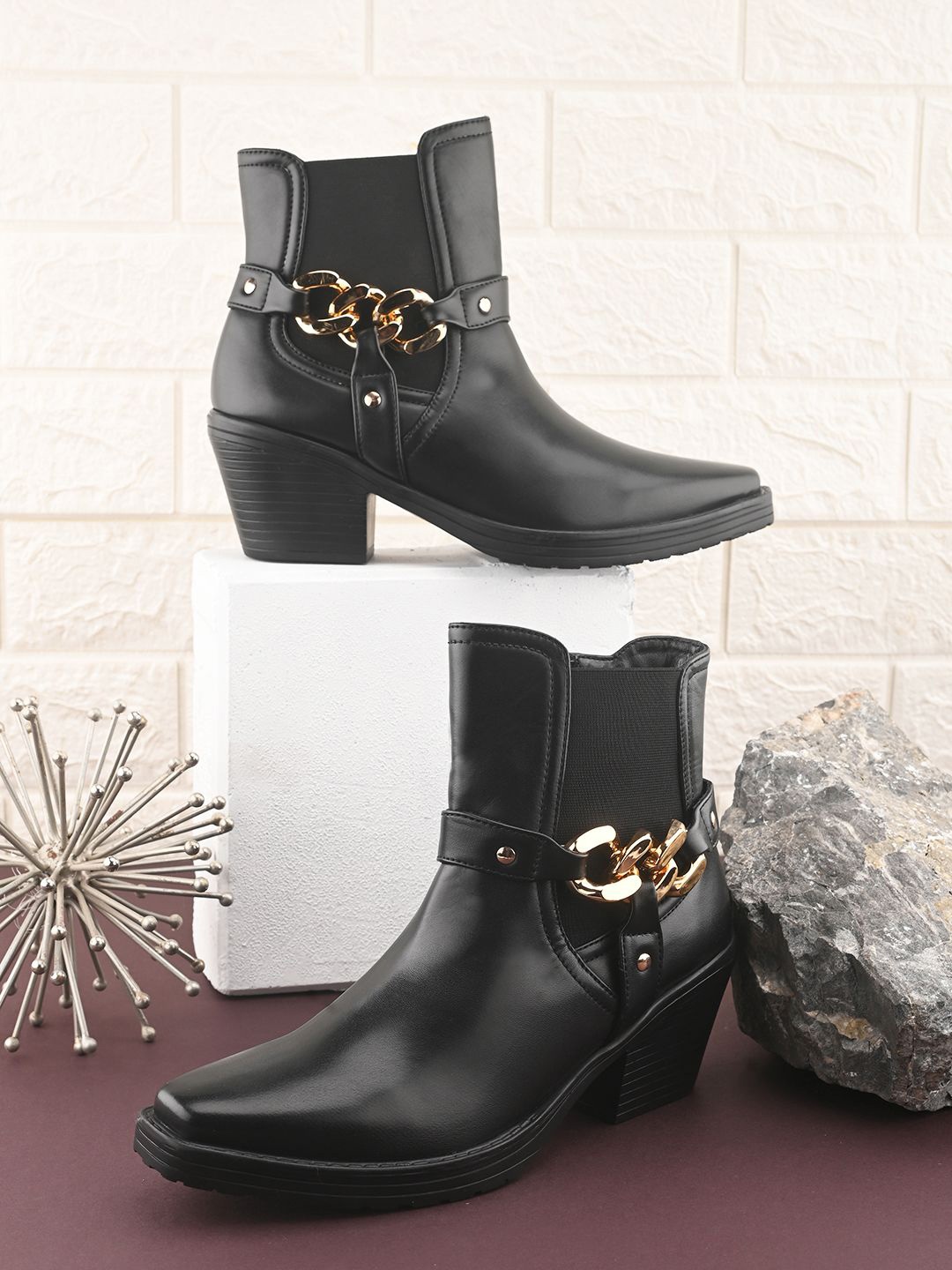 

The Roadster Lifestyle Co Women Round Toe Mid-Top Block Heel Boots, Black