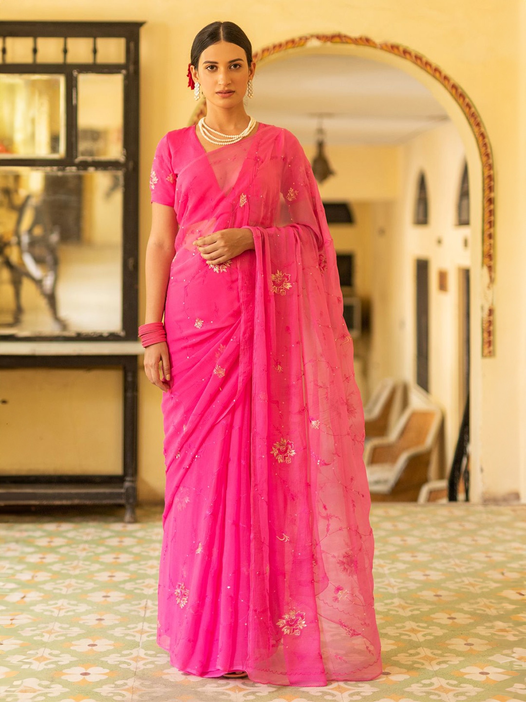 

Geroo Luxe Floral Embroidered Pure Chiffon Saree, Pink