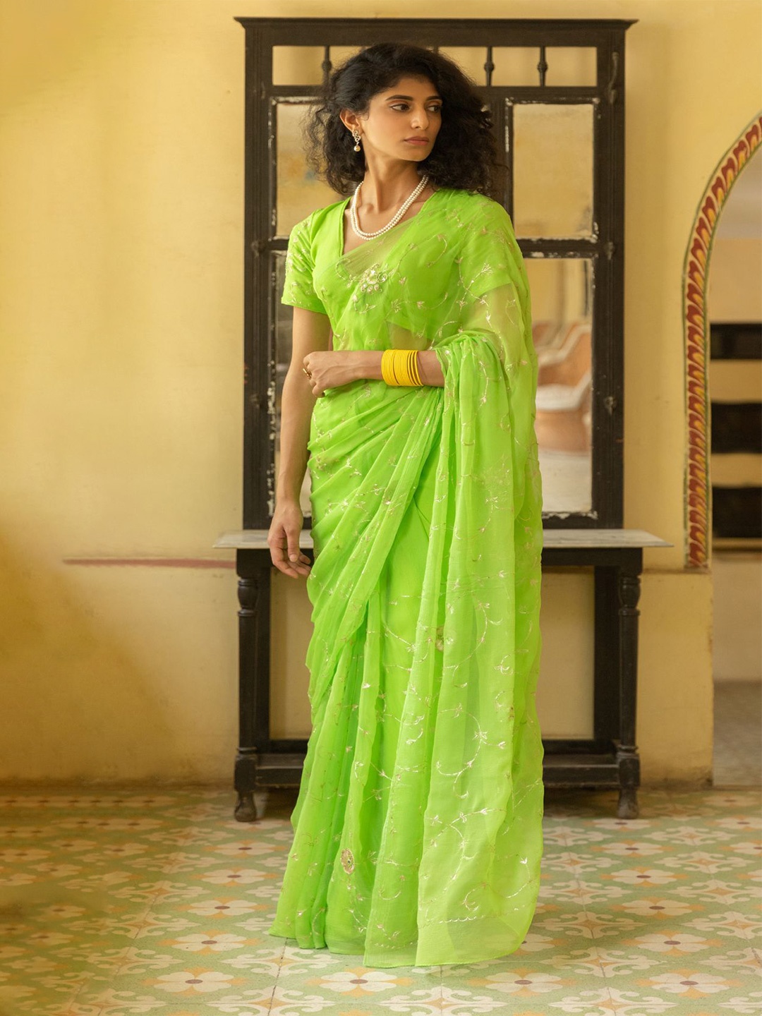 

Geroo Luxe Floral Aari Work Pure Chiffon Designer Saree, Green