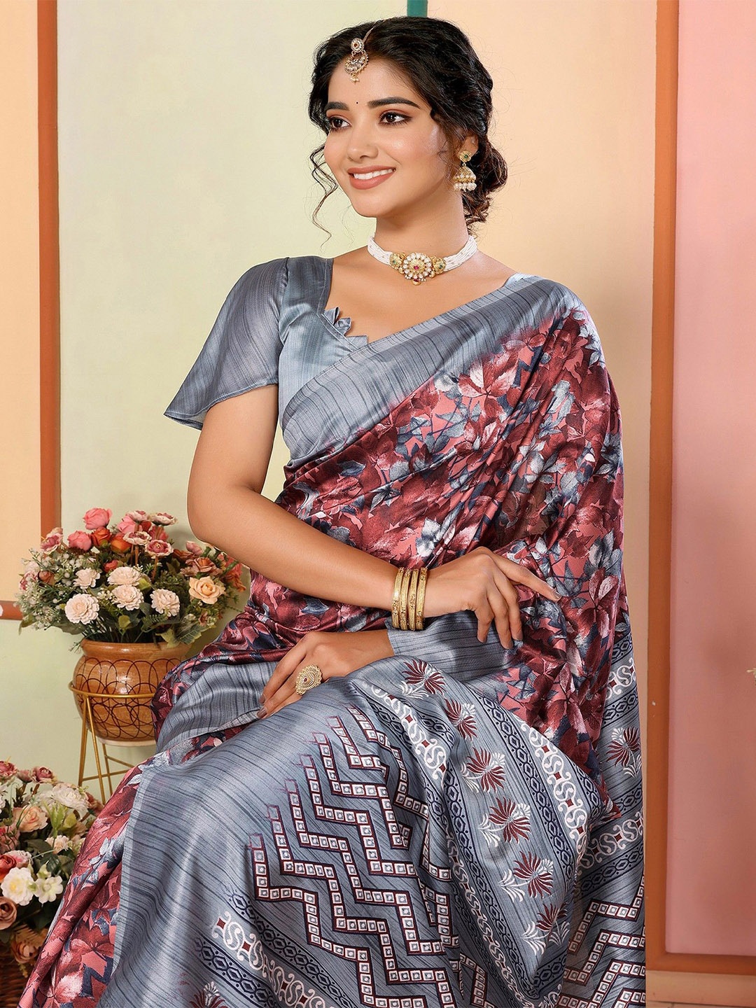 

KALINI Floral Printed Saree With Unstitched Blouse Material, Maroon