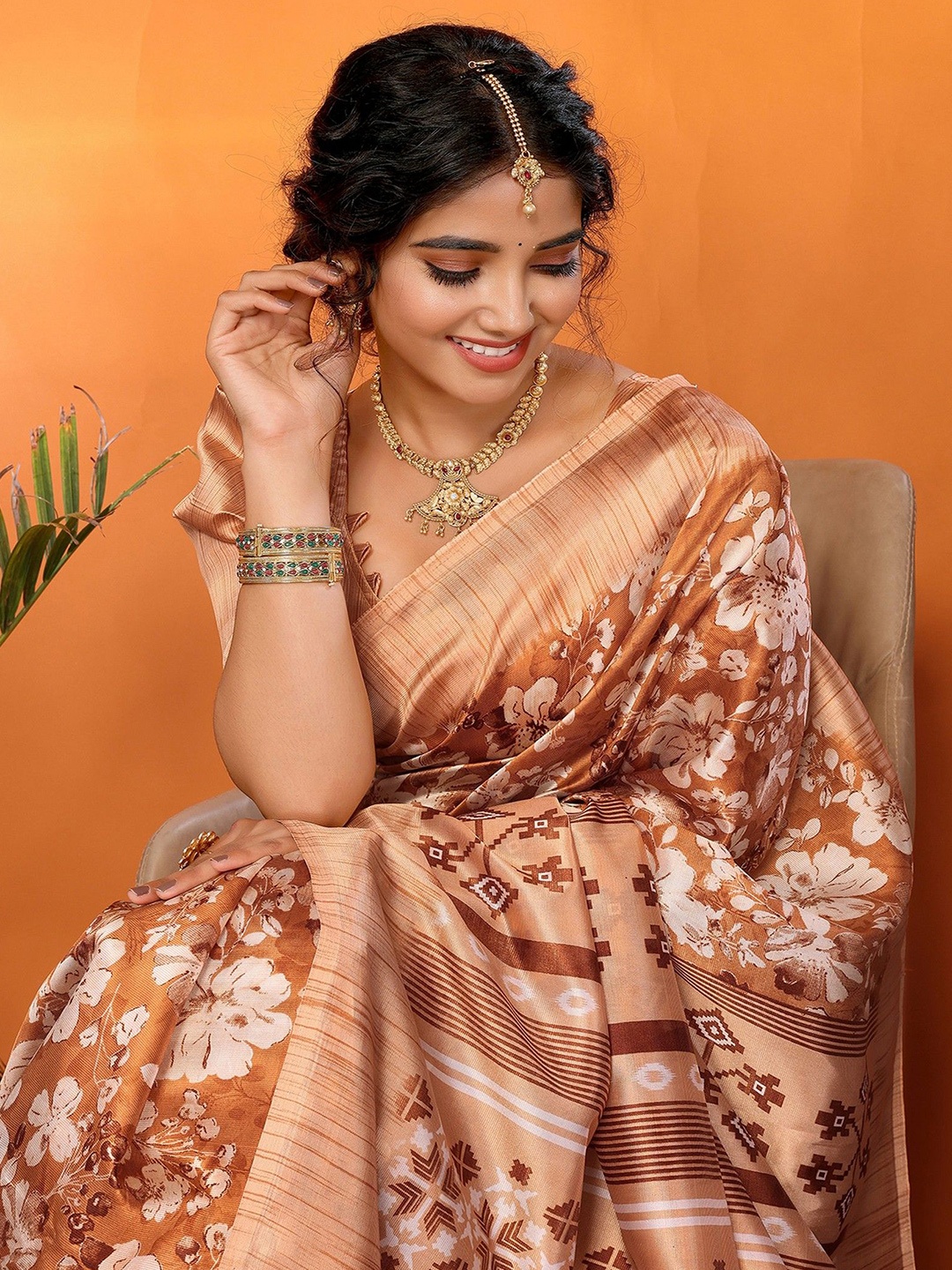 

KALINI Floral Printed Jamdani Saree, Orange