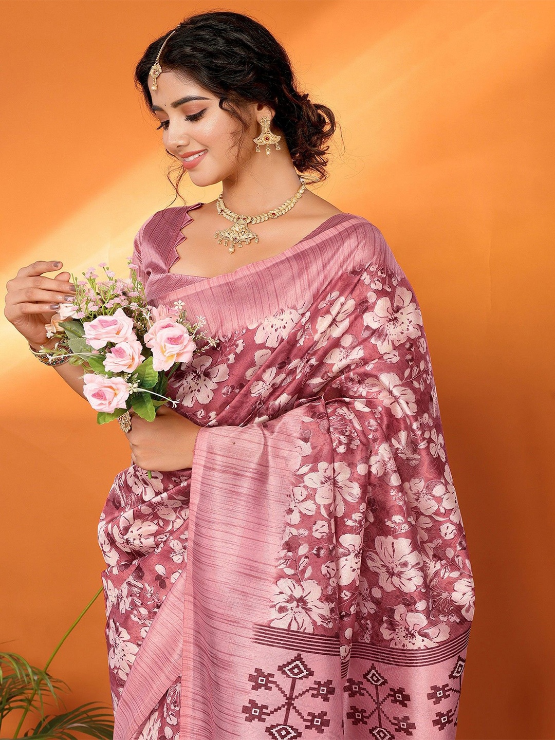 

KALINI Floral Jamdani Saree, Peach