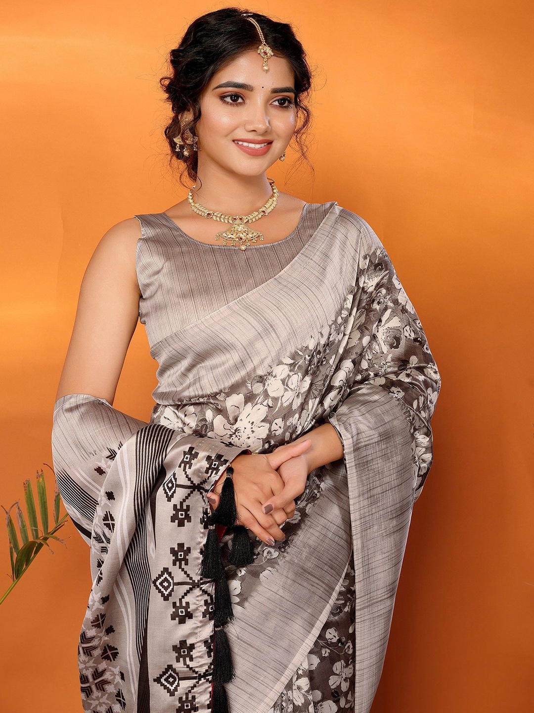 

KALINI Floral Printed Jamdani Saree, Brown