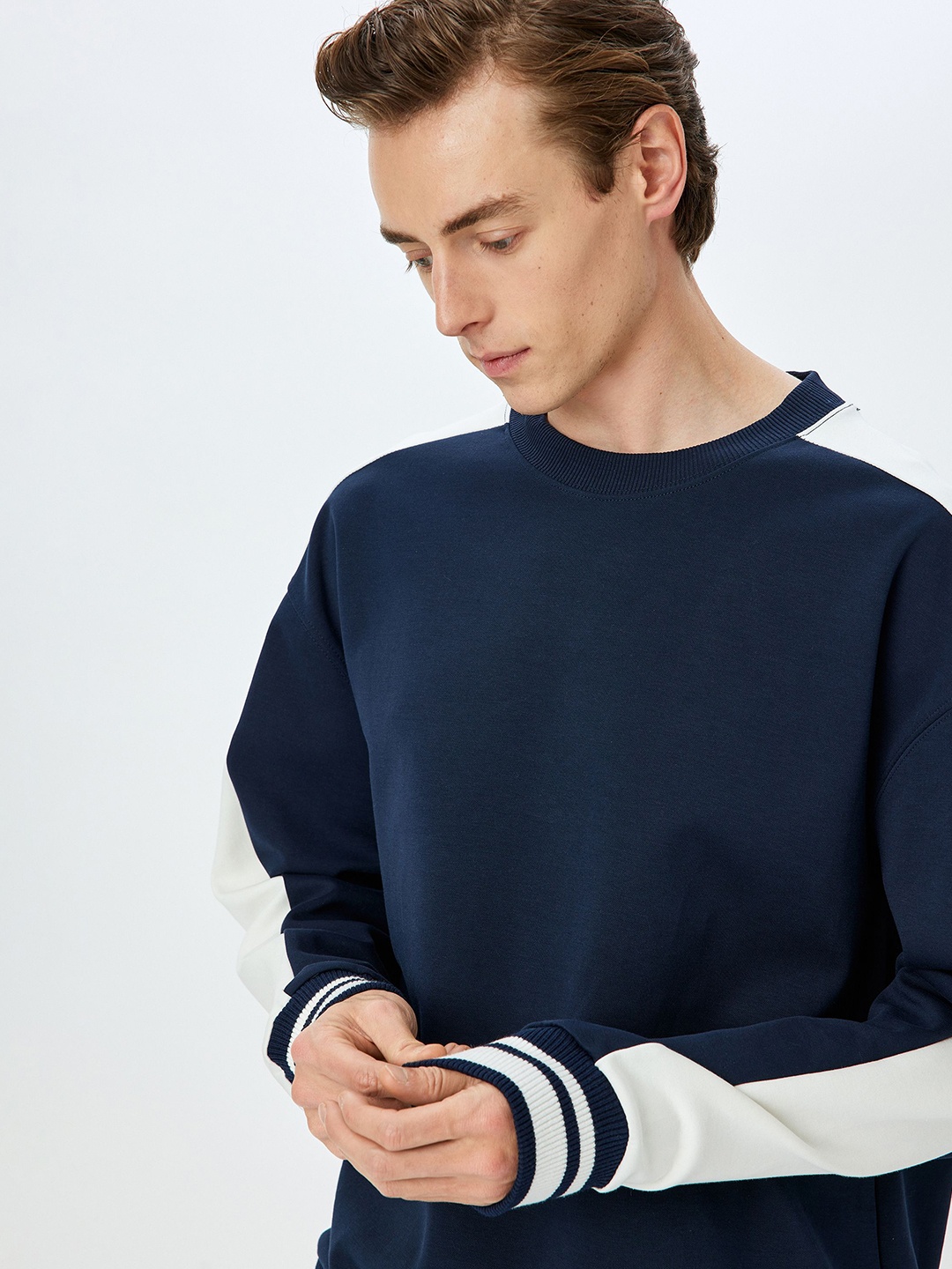 

Koton Men Colourblocked Sweatshirt, Navy blue