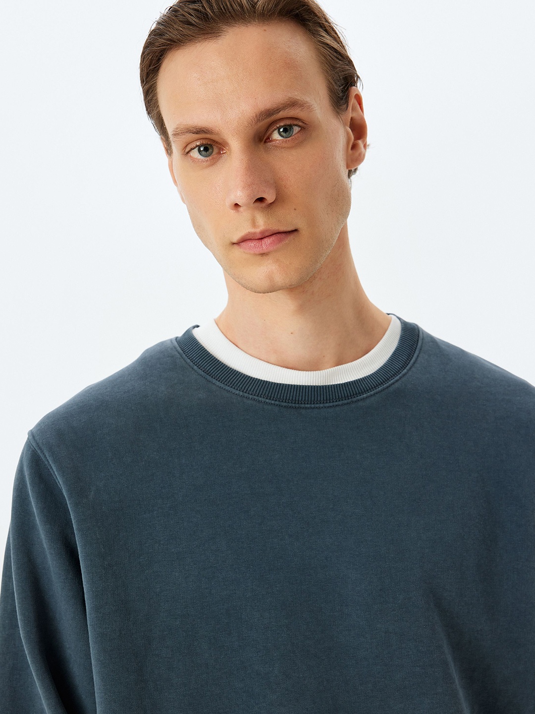 

Koton Men Round Neck Sweatshirt, Teal