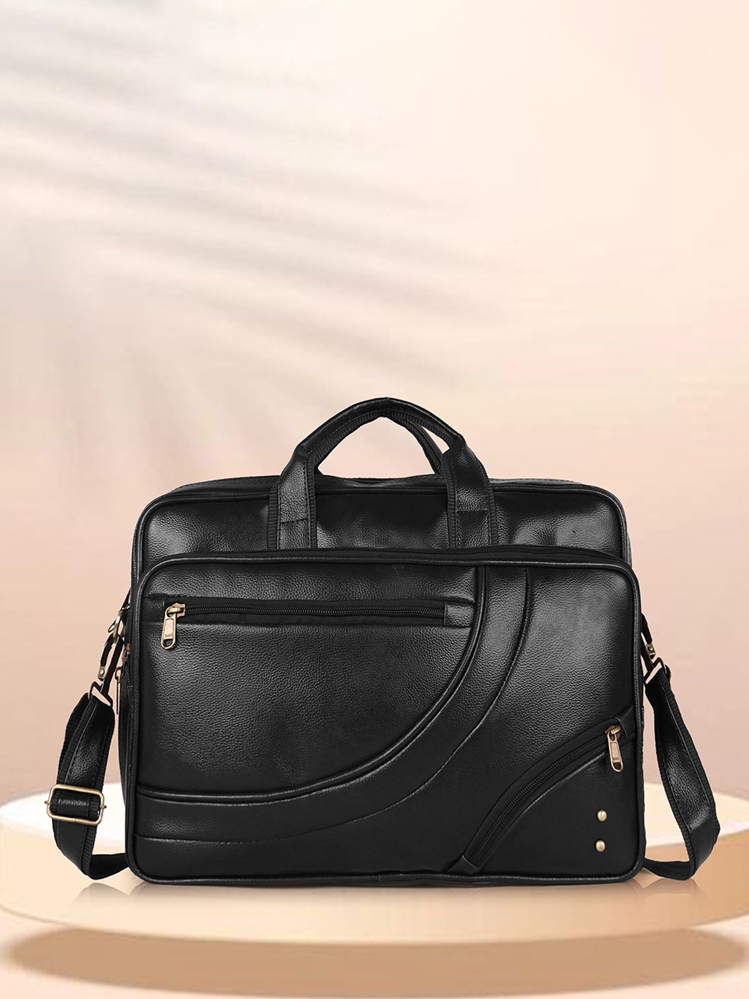 PARSLEY Men Solid Messenger Bag, Black