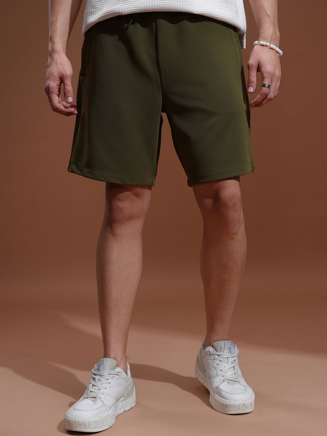 

HIGHLANDER Men Loose Fit Mid-Rise Shorts, Olive