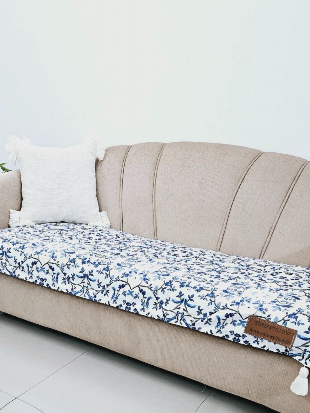 

THROWPILLOW Blue & White Floral Printed Sofa Cover