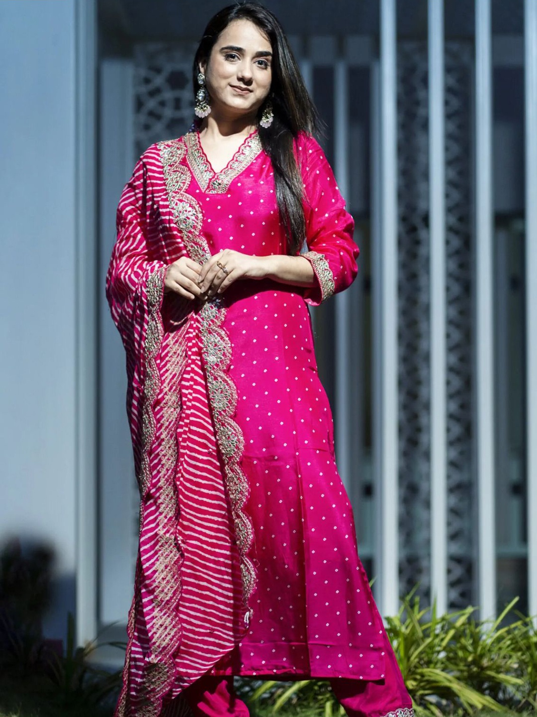 

HETVI CREATION Bandhani Embroidered Straight Kurta With Trousers & Dupatta, Pink