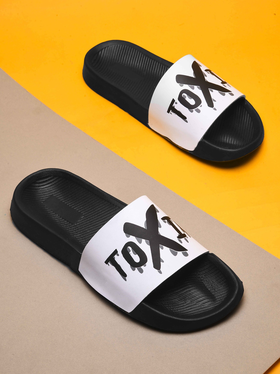 

PERY PAO Men Printed Sliders, White