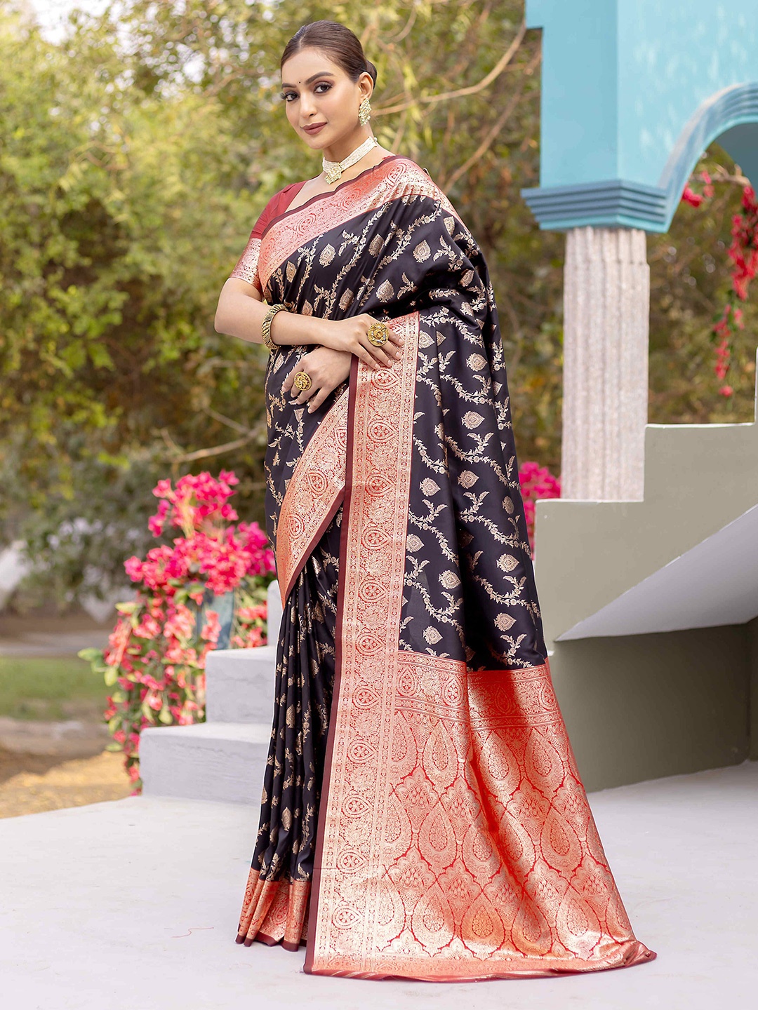 DEVATITHI Woven Design Zari Silk Blend Banarasi Saree, Black