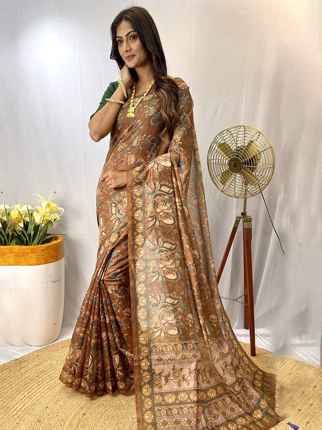 

DEVATITHI Floral Printed Chanderi Saree, Brown