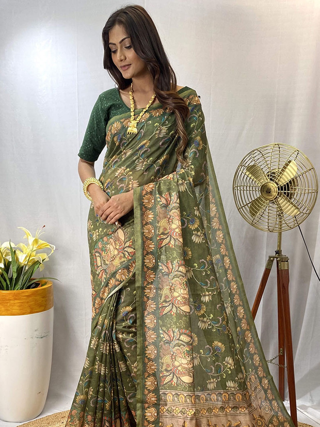 

DEVATITHI Floral Printed Chanderi Saree, Green