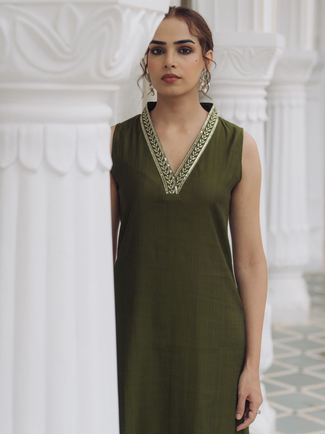 

anayna Floral Embroidered V-Neck Sequinned Straight Kurta With Trousers, Olive