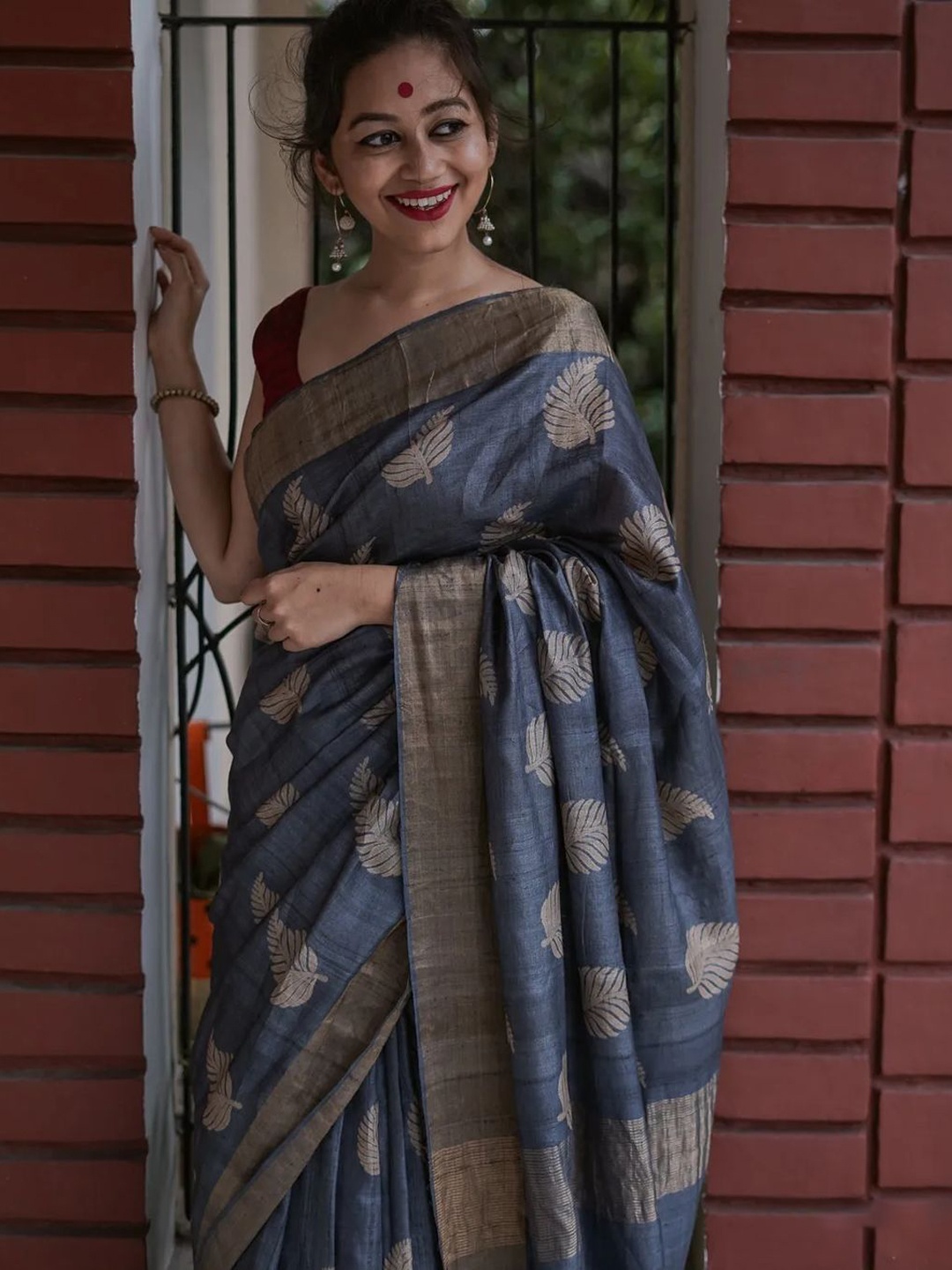 

ZIKARAA Woven Design Zari Pure Silk Kanjeevaram Saree, Grey