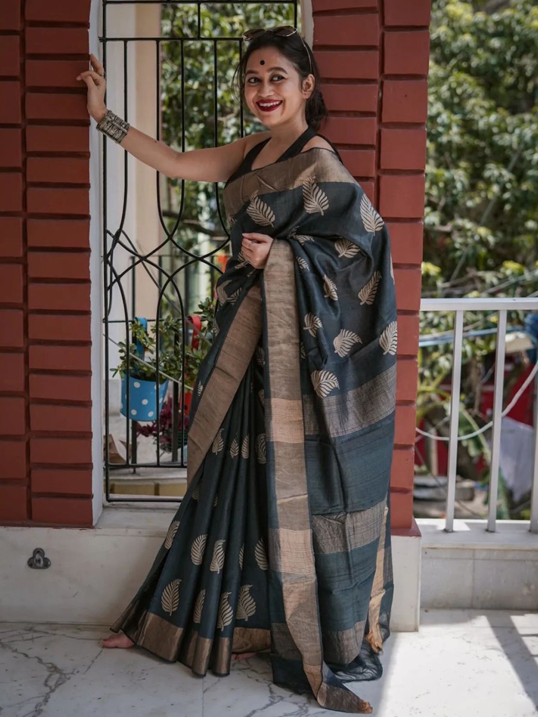 ZIKARAA Woven Design Pure Silk Kanjeevaram Saree, Black
