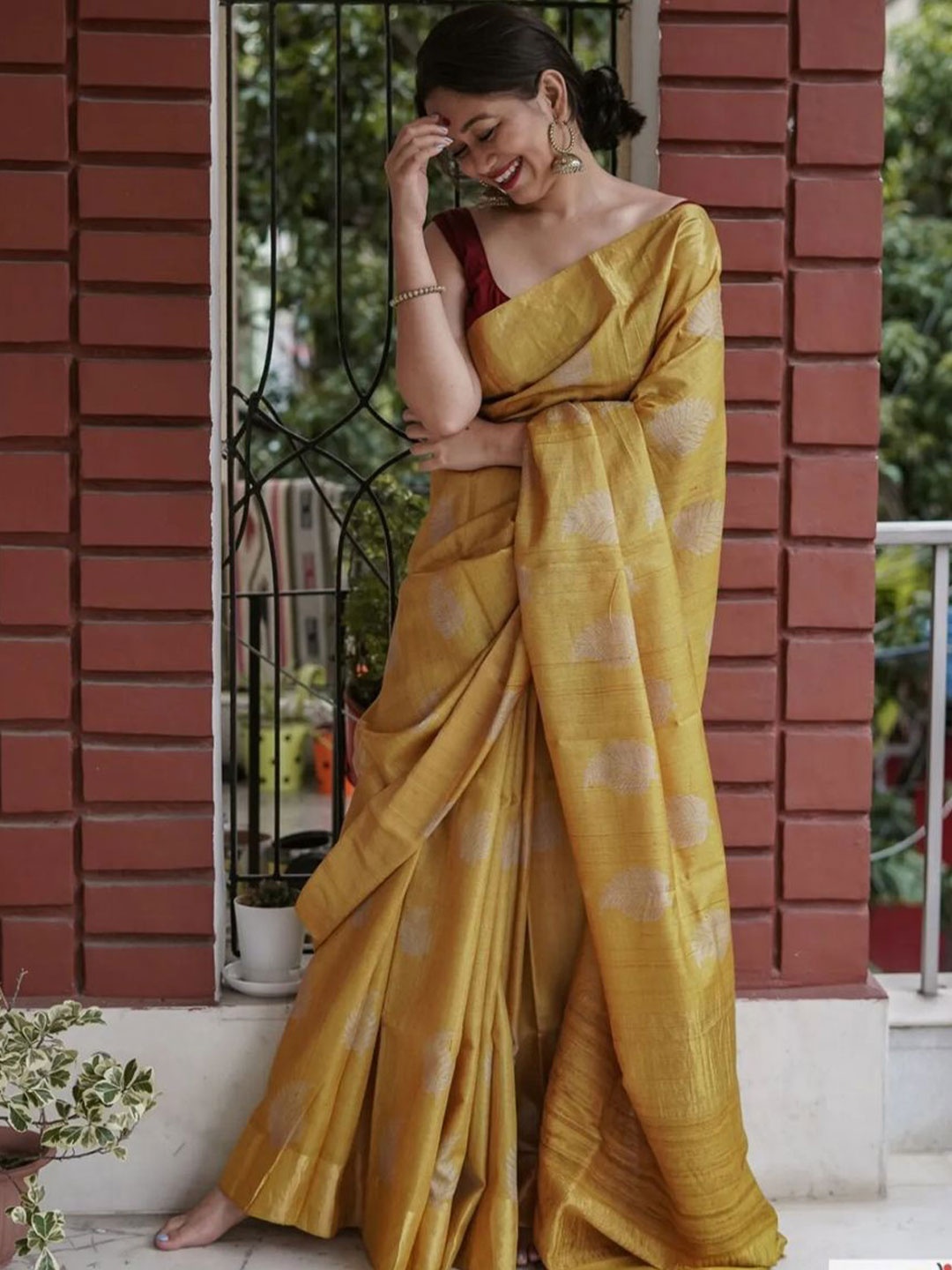 

ZIKARAA Woven Design Zari Pure Silk Saree, Yellow