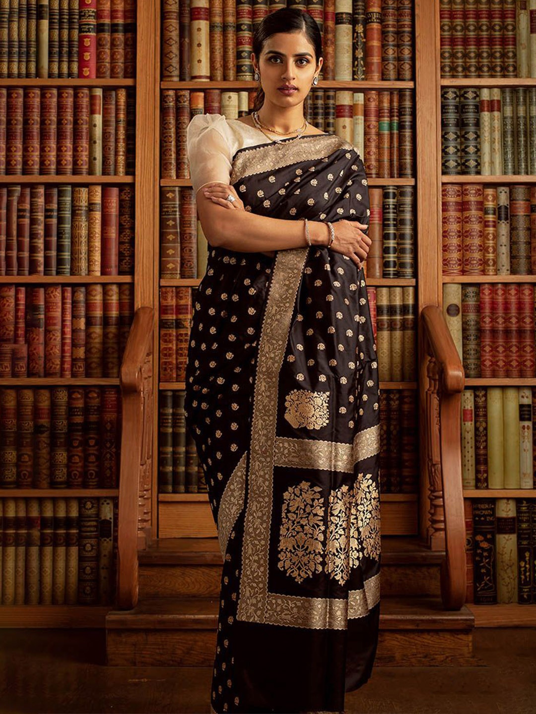 

ZIKARAA Woven Design Zari Pure Silk Kanjeevaram Saree, Black