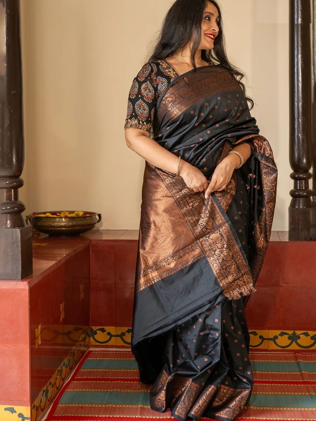 

ZIKARAA Woven Design Pure Silk Saree, Black