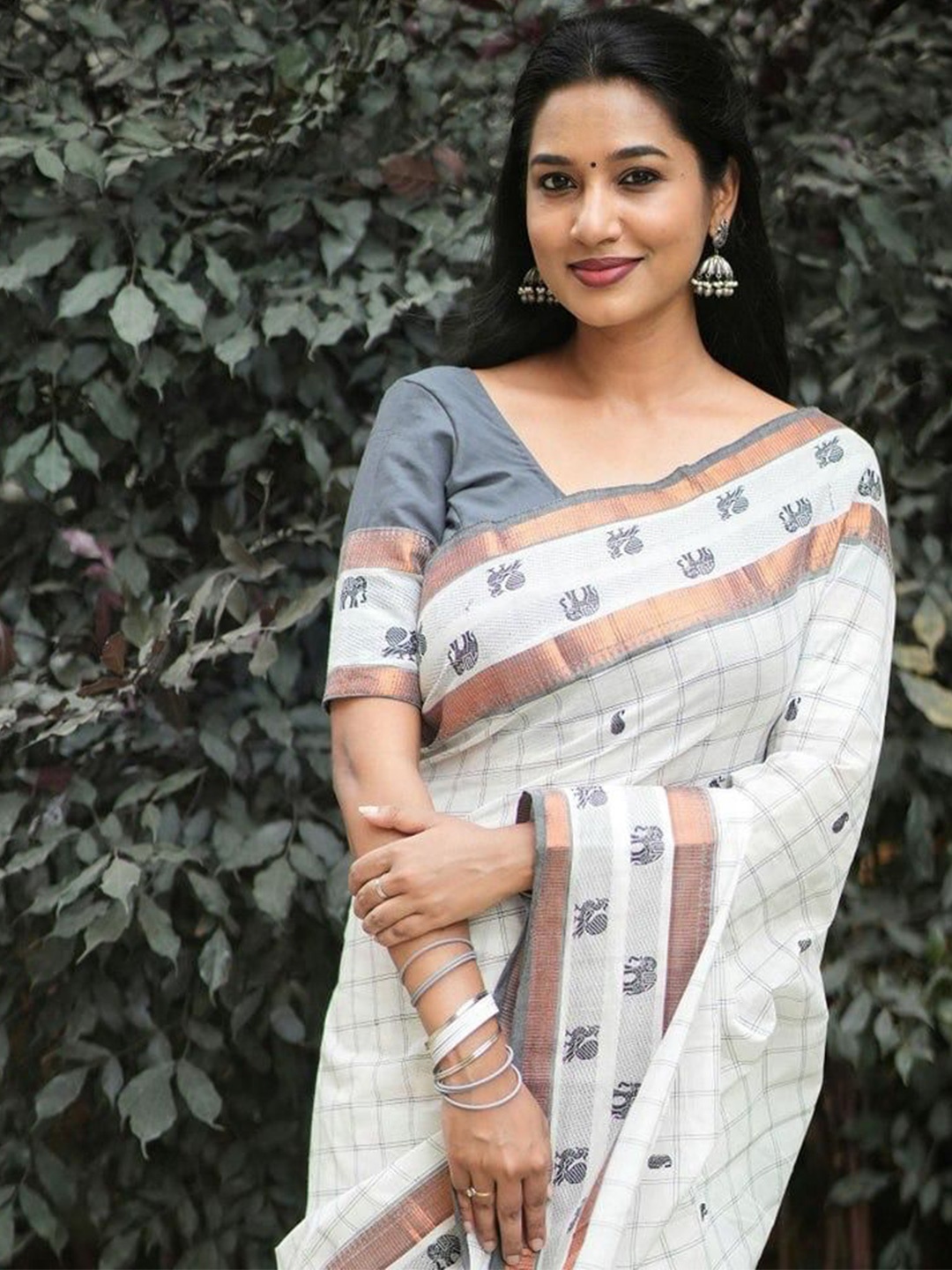 

ZIKARAA Ethnic Motifs Checked Zari Pure Silk Kanjeevaram Saree, White