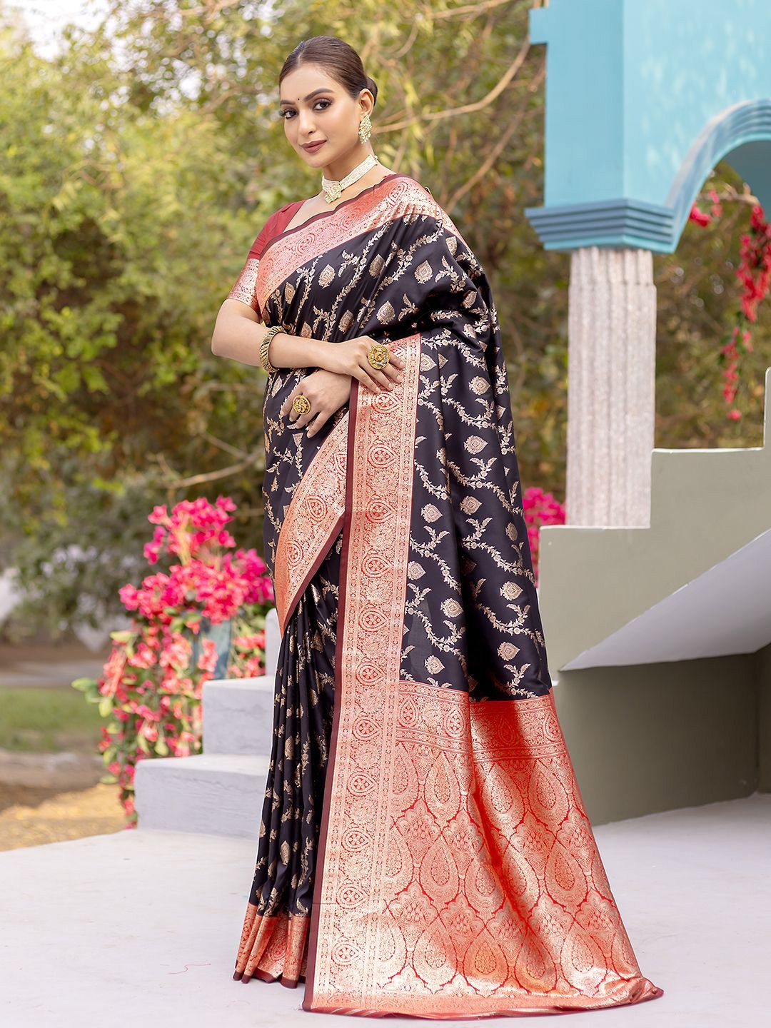 

Mitera Woven Design Zari Banarasi Saree, Black