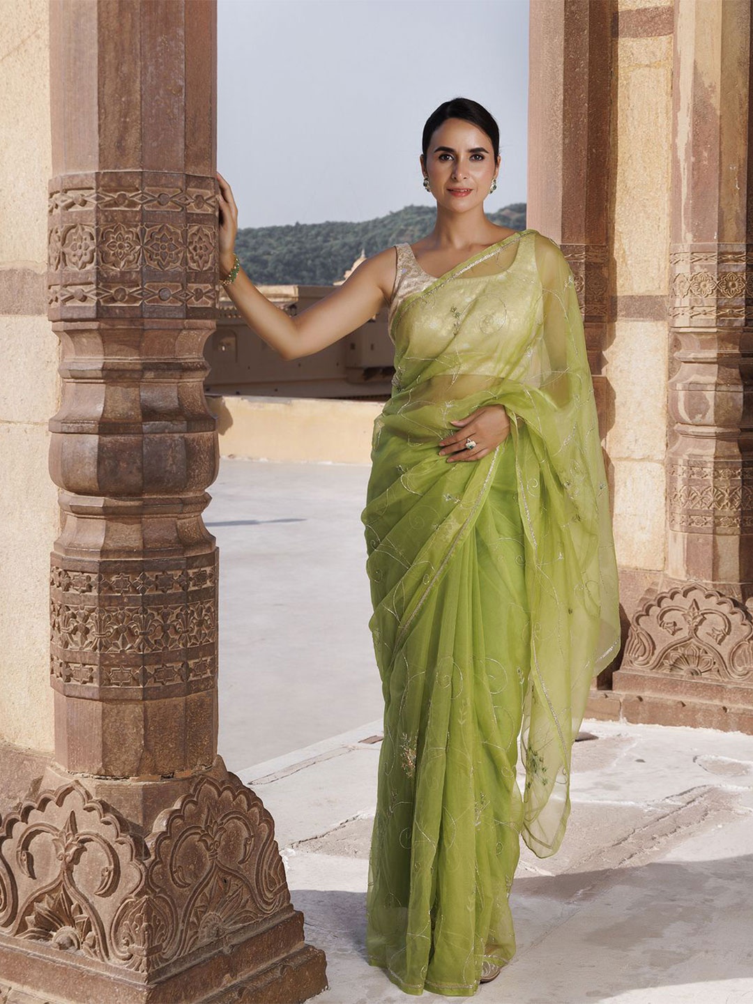 

Geroo Luxe Woven Design Sequinned Organza Saree, Green