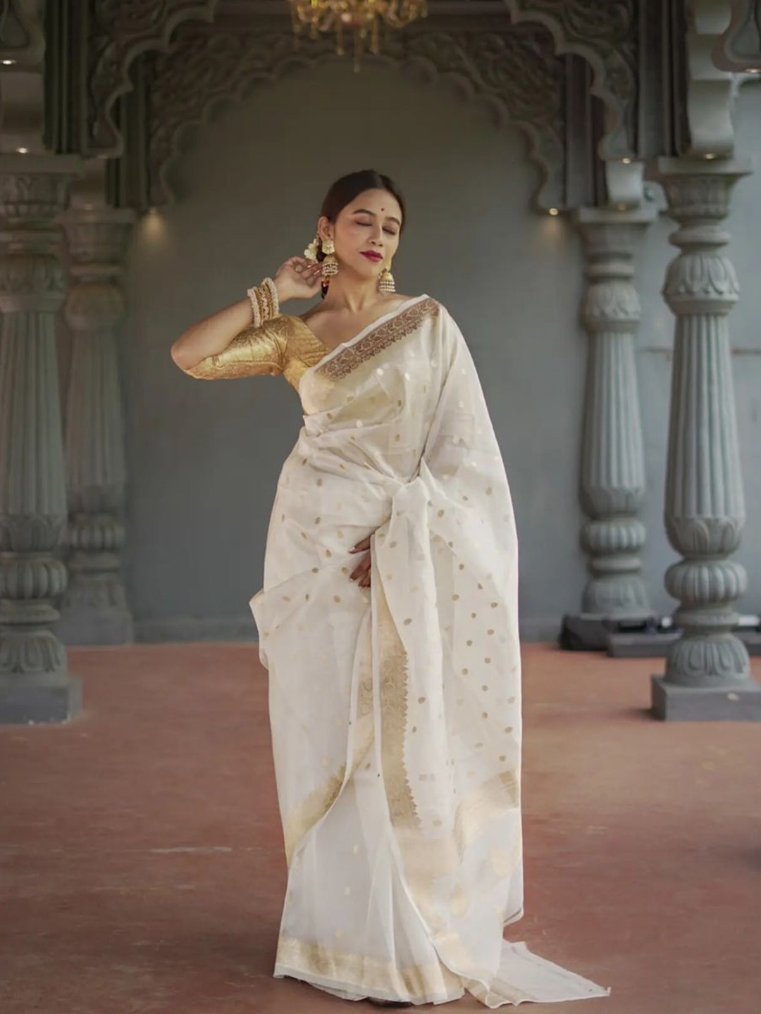 

zinzraa Woven Design Zari Kasavu Saree, White