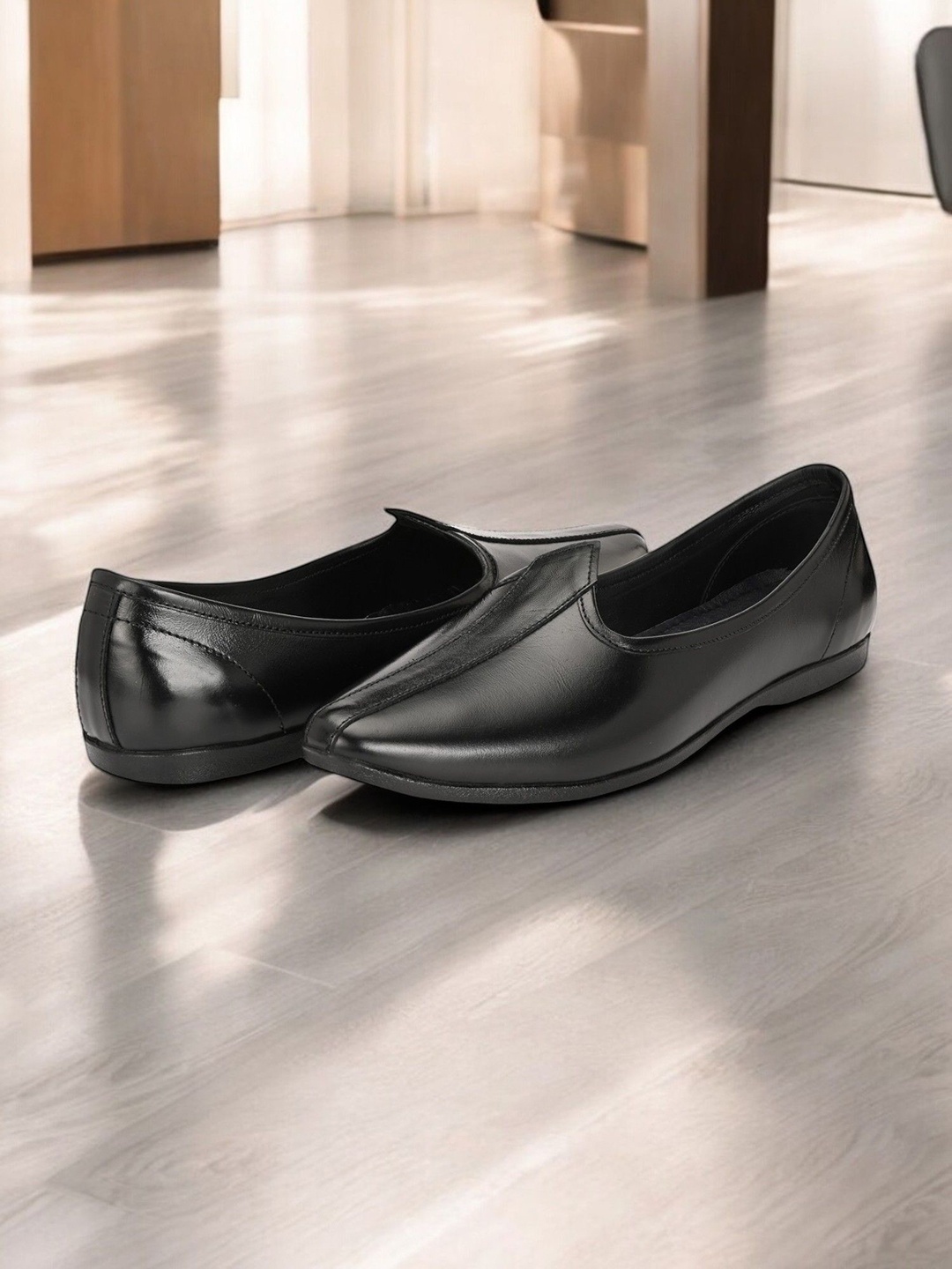 

Guava Men Leather Mojaris, Black
