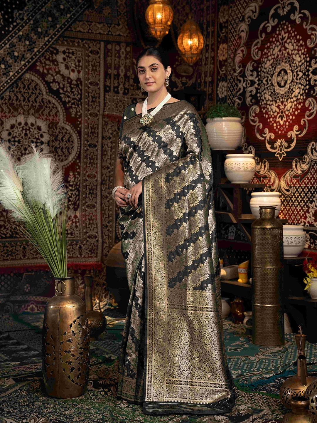 

HEER FASHION Woven Design Zari Banarasi Saree, Black
